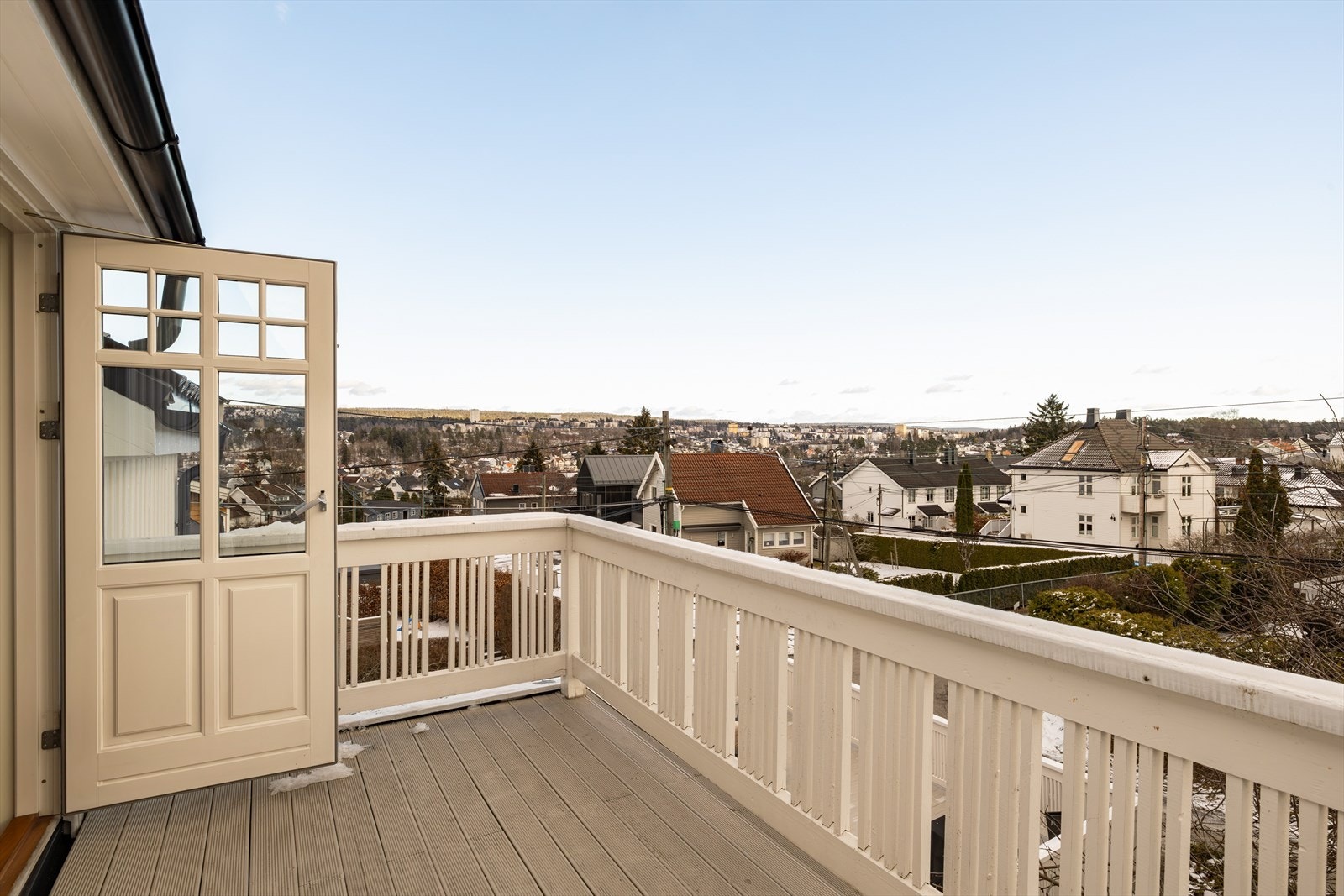 Stor balkong i 2. etasje med utgang fra hovedsoverom Galleribilde