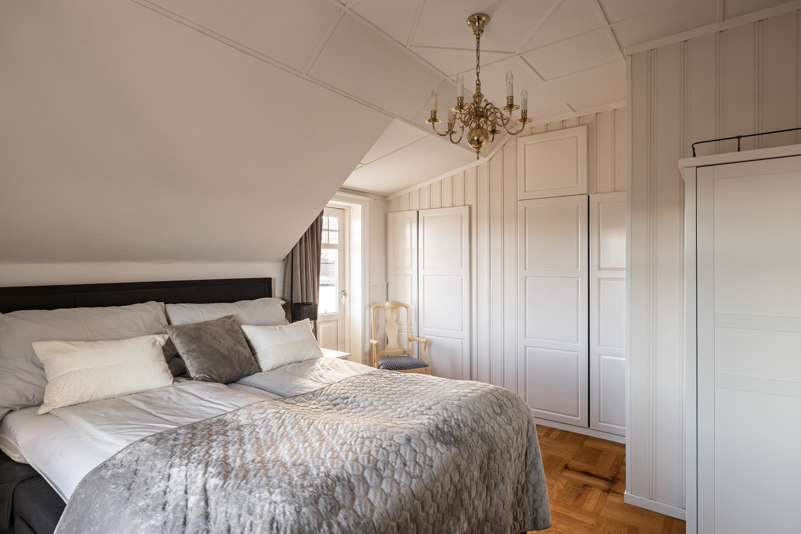 God plass til garderobe og utgang til egen balkong Galleribilde