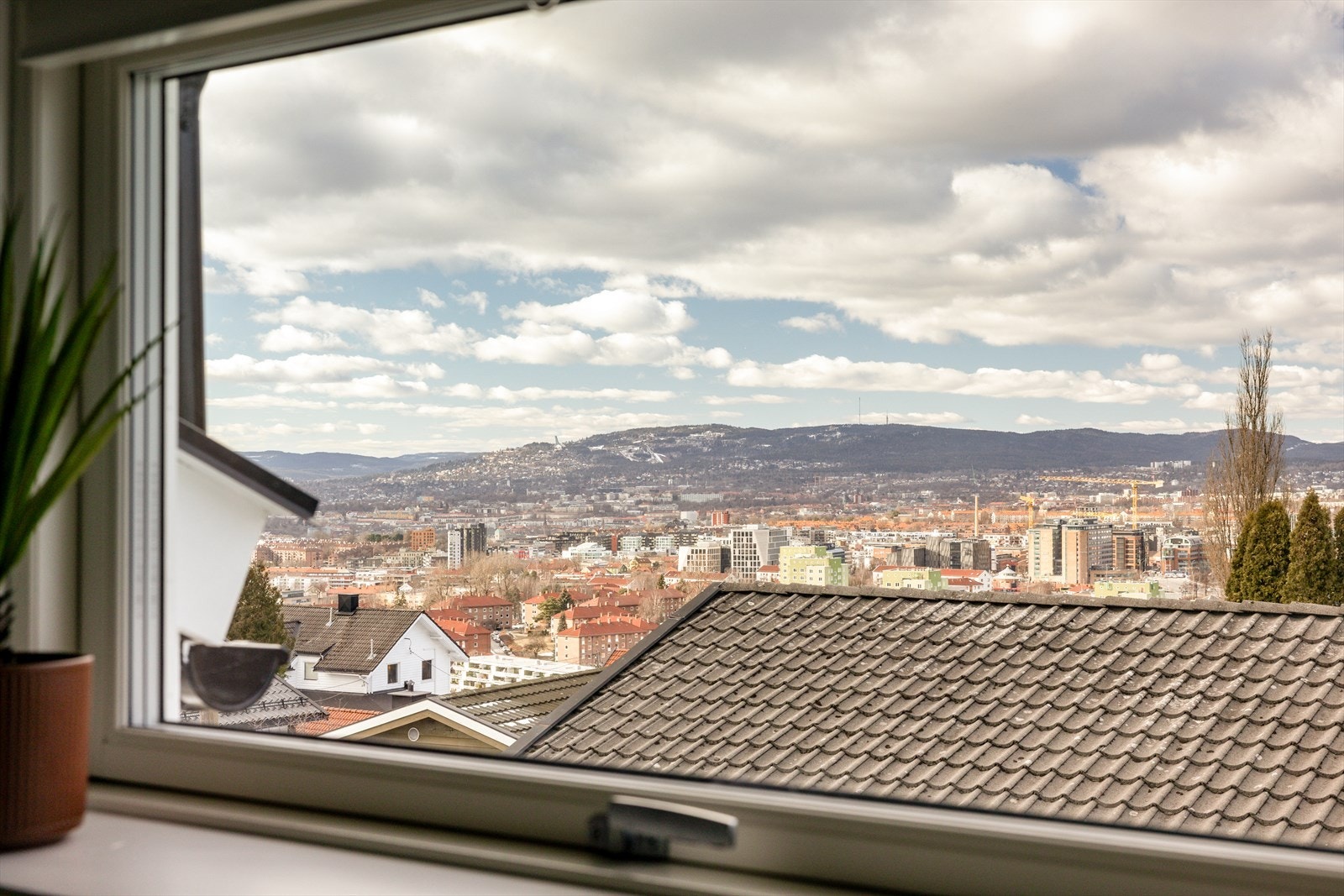 Flott utsikt mot sentrum fra flere av rommene i boligen Galleribilde