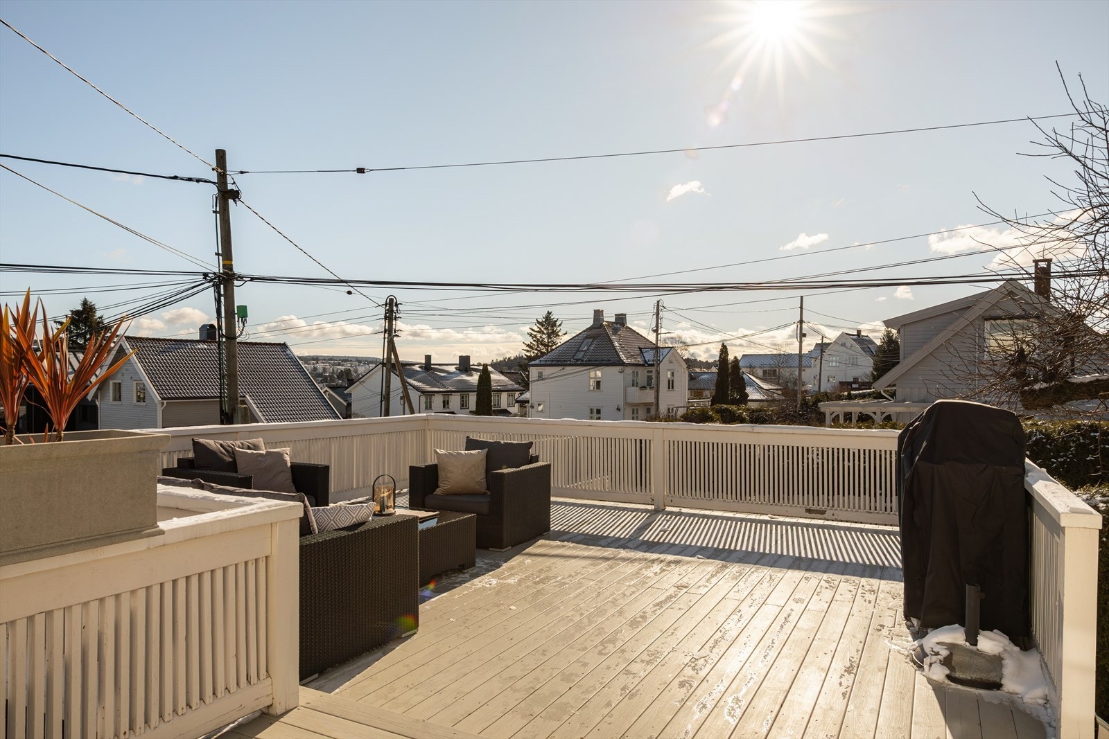 Stor villaeiendom med stor og solrik terrasse Galleribilde