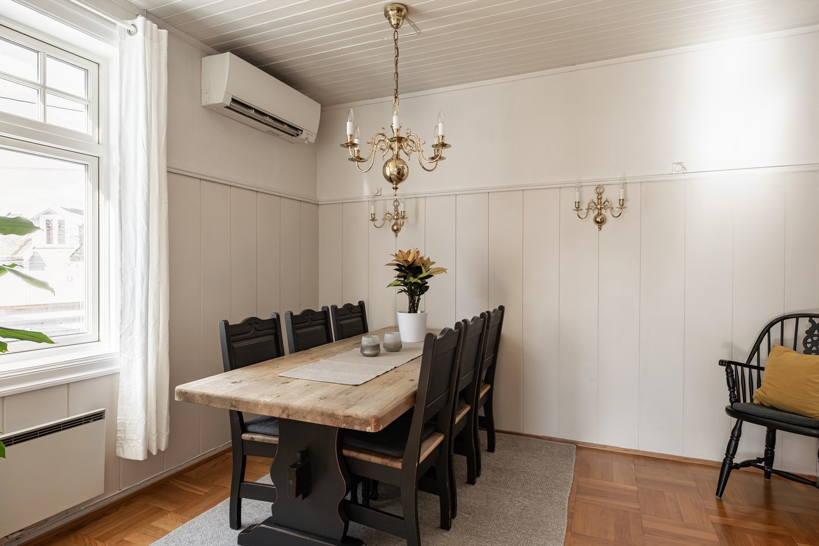 Praktisk spisestue tilknyttet kjøkken Galleribilde