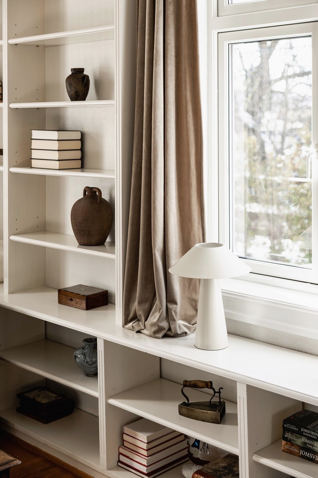 Takhøye bokhylleløsning i TV-stue Galleribilde