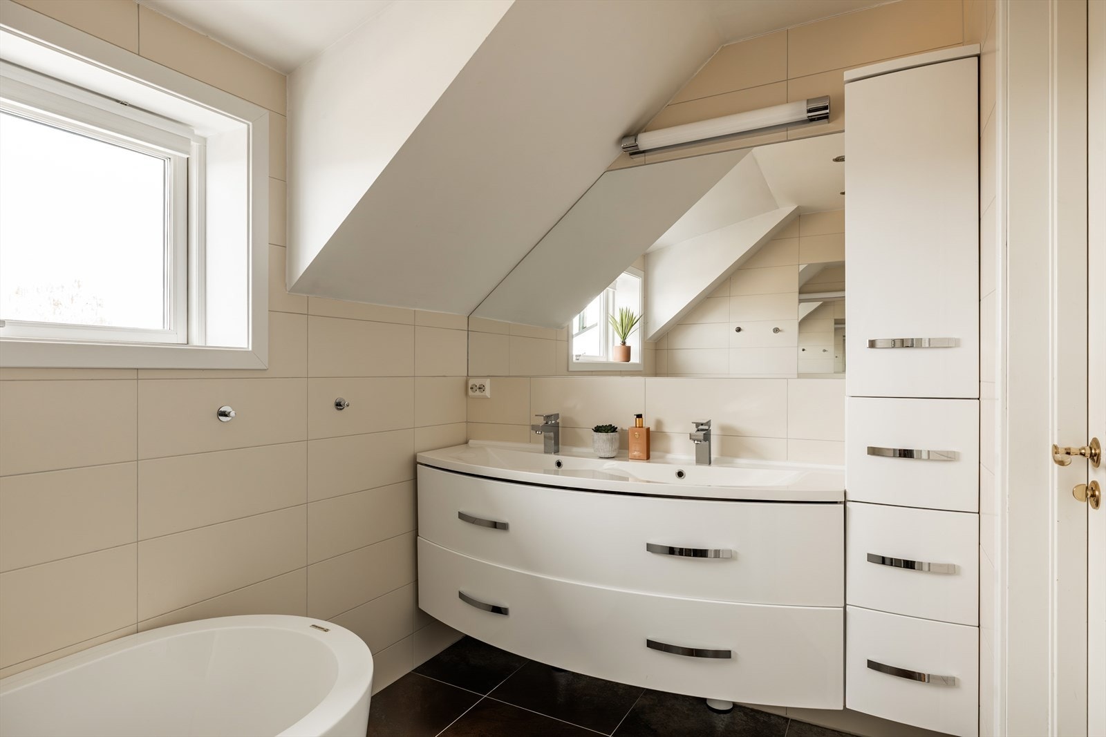 Fint familiebad i 2. etasje med dobbel servant og mye skap- og skuffeplass Galleribilde