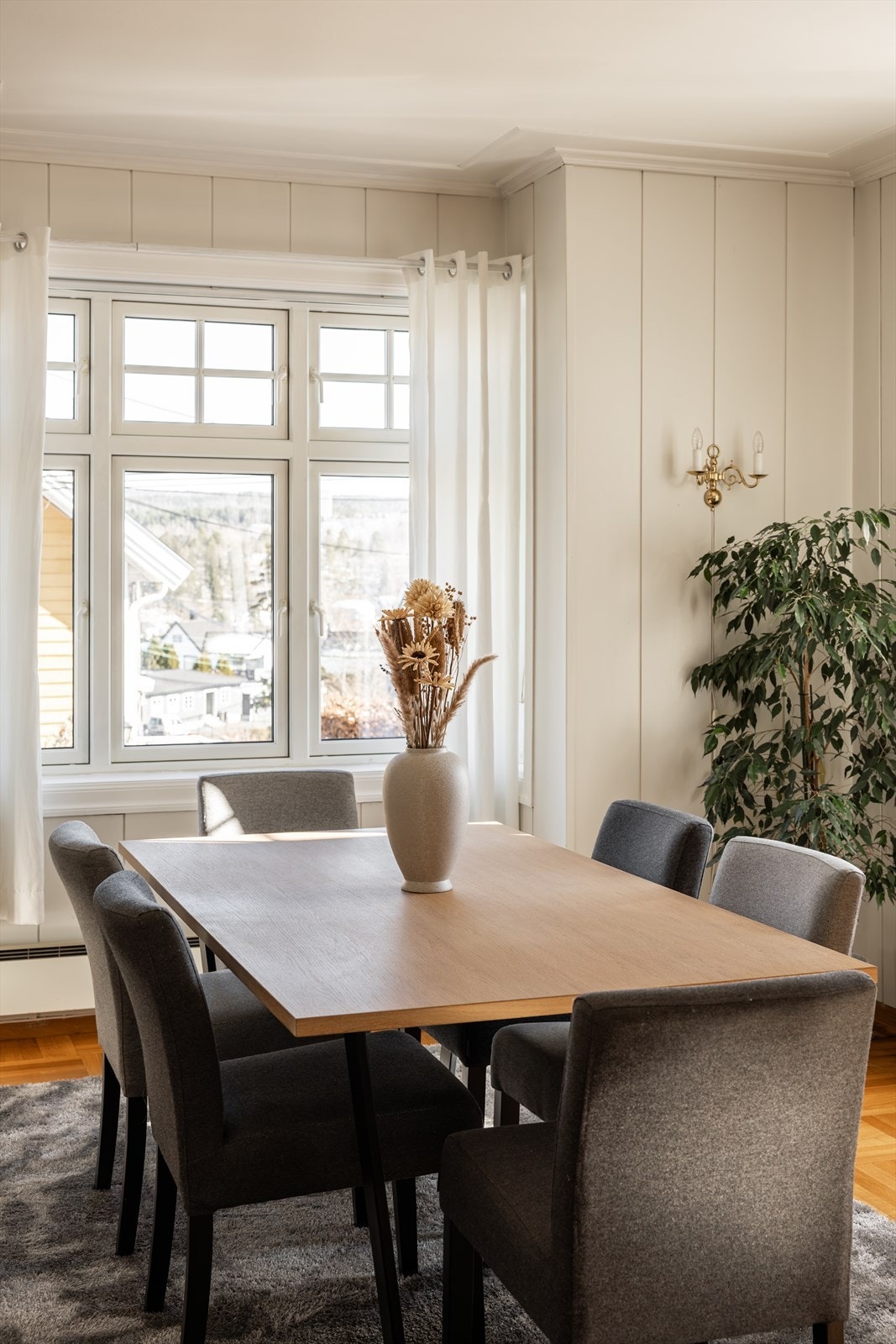 God plass til langbord i spisestuedelen av stuen Galleribilde