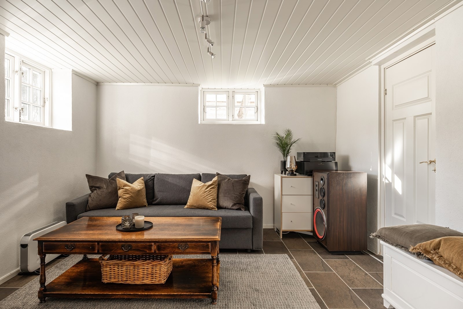 Kjellerstue som fungerer fint som en ekstra ungdomsavdeling eller TV-stue Galleribilde