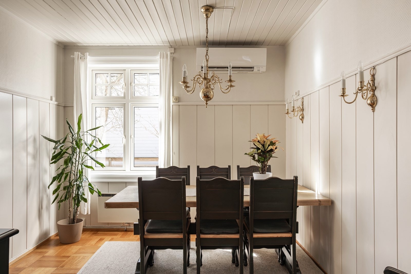 Romslig spisekjøkken med plass til hele familien. Galleribilde