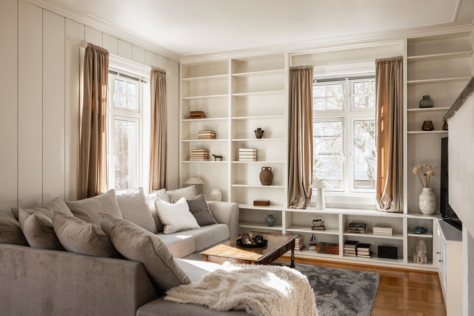 God plass i stuen til både TV-stue, spisestue og lounge Galleribilde