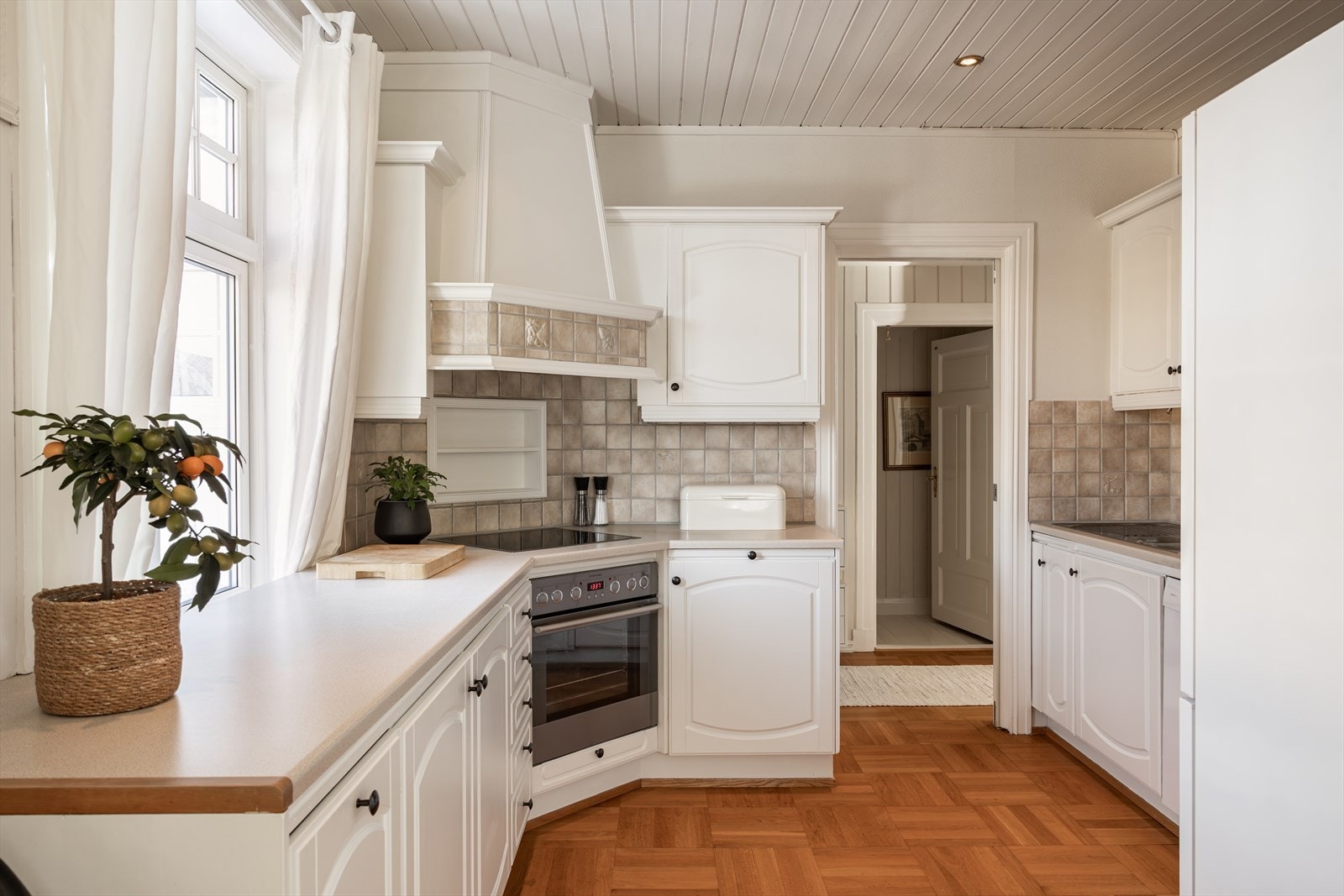 Lyst og pent kjøkken med god benke- og skapplass Galleribilde