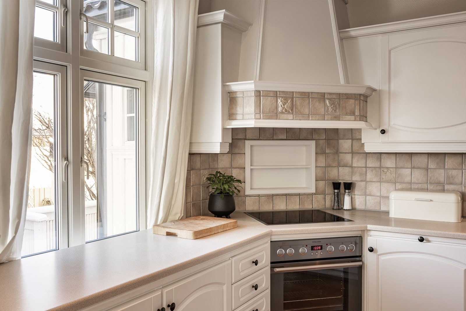 Kjøkkenet er godt utstyrt med kjøl/fryseskap, oppvaskmaskin, platetopp og stekeovn Galleribilde