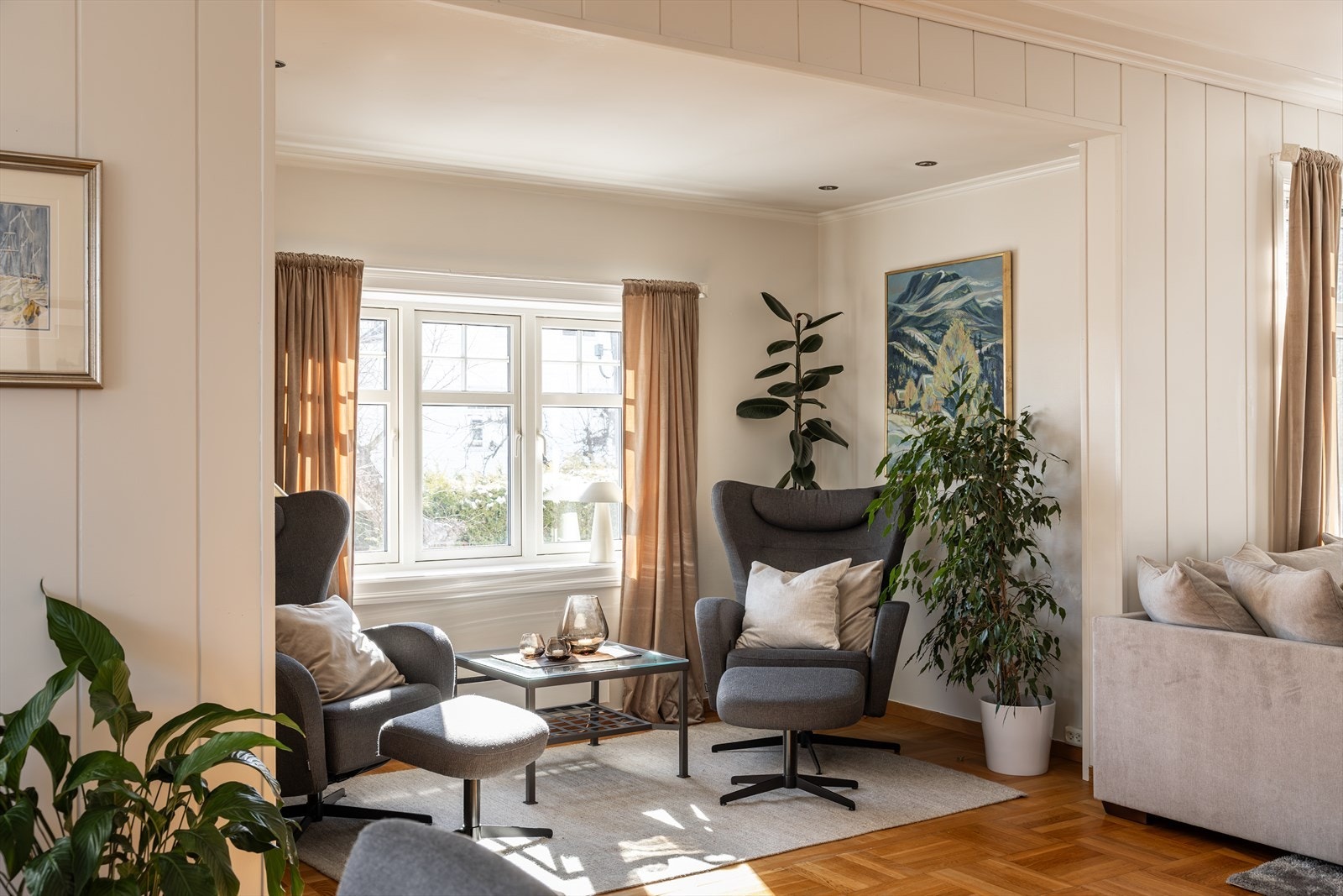 Store vindusflater gir rommet en god atmosfære Galleribilde