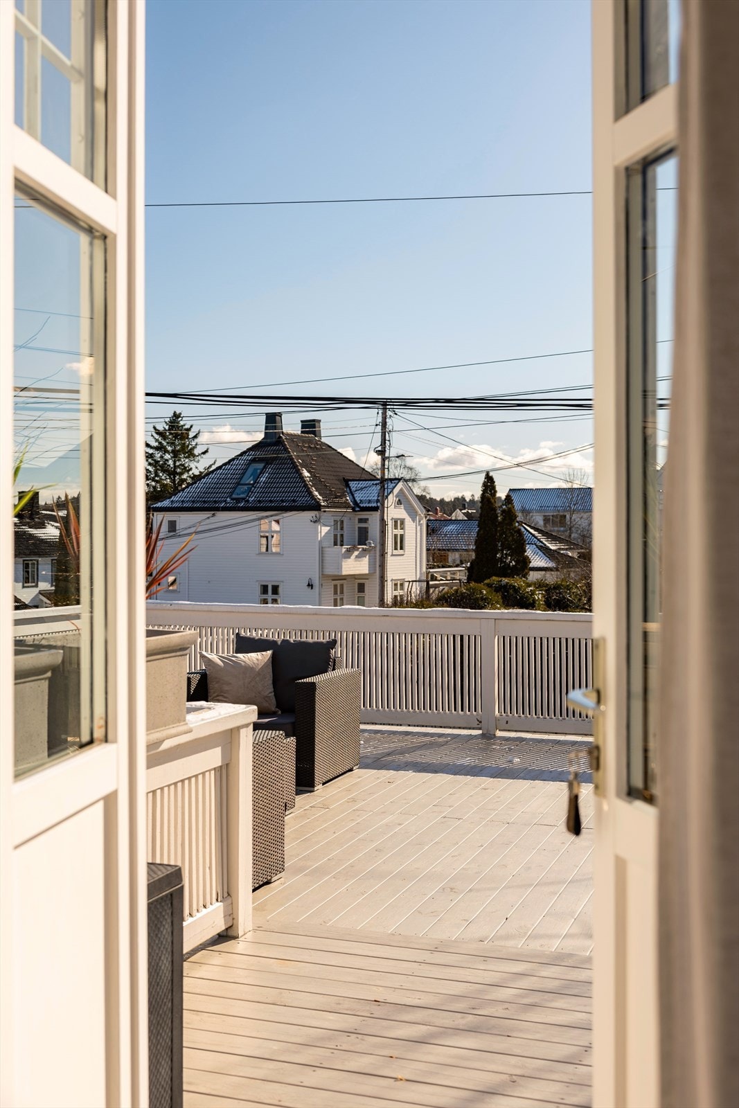 Utgang fra spisestue til den solrike uteplassen Galleribilde