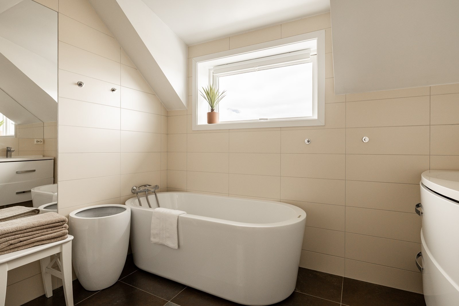 Badet i 2. etasje har både badekar og dusjhjørne Galleribilde