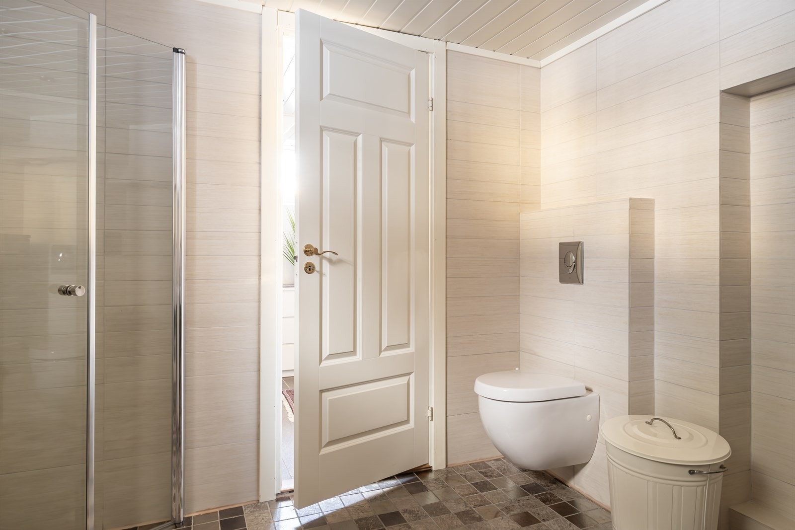 Badet fungerer som et fint vaskerom og har WC og dusjhjørne i tillegg Galleribilde