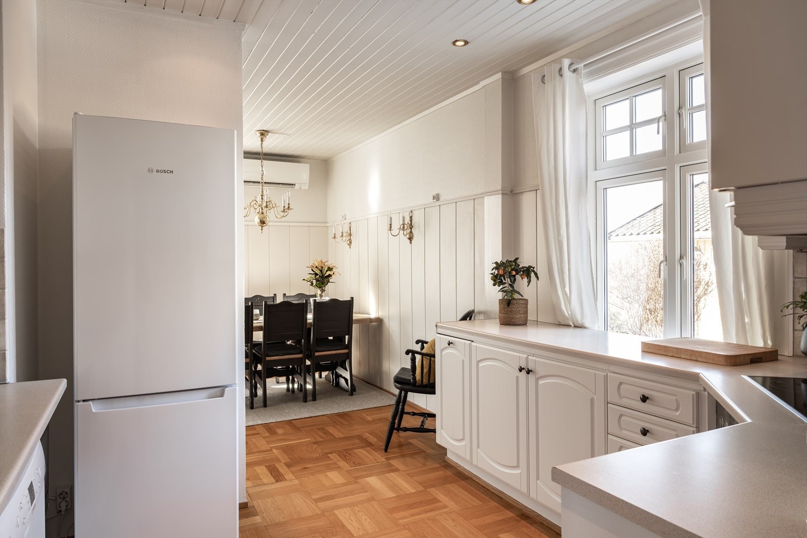 Åpen løsning mot spisestue gjør kjøkkenet til et fint og sosial rom Galleribilde