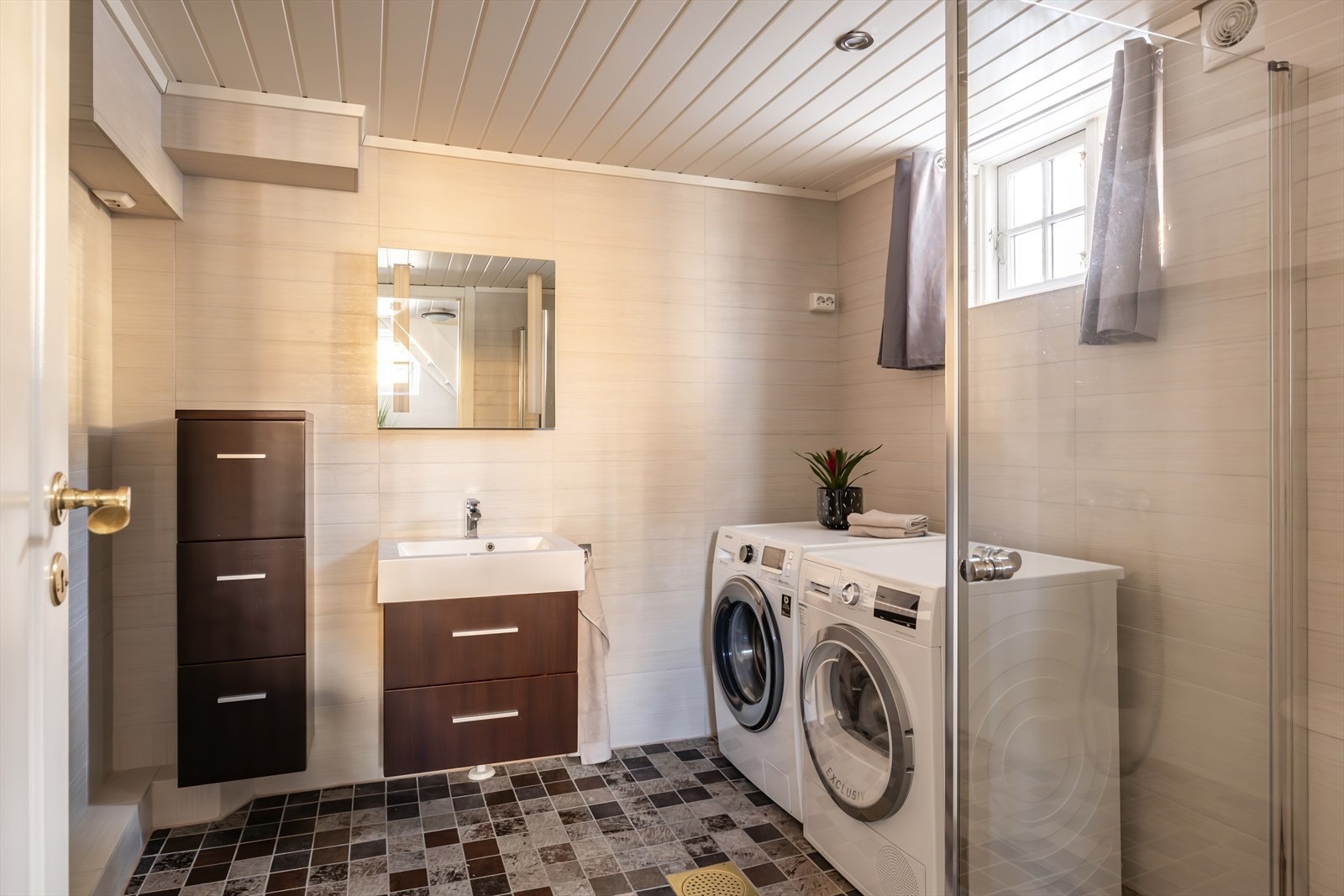 Bad i kjelleretasje med opplegg for både vaskemaskin og tørketrommel Galleribilde