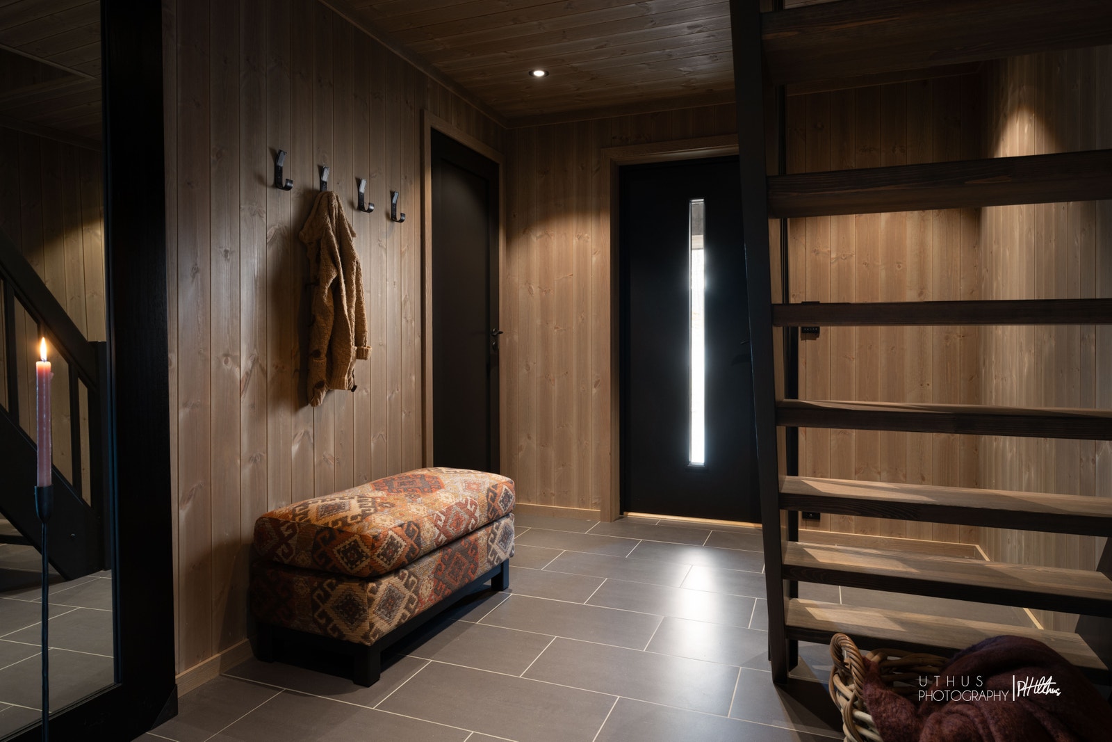 Romslig entré, også med god plass til garderobe på langveggen Galleribilde