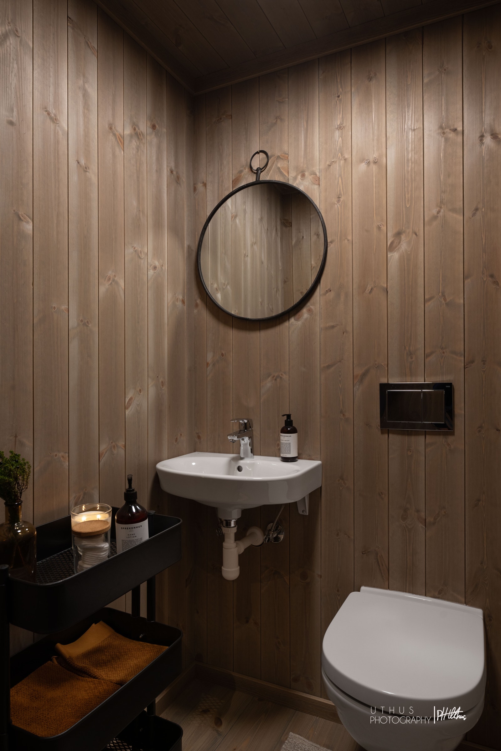 Ekstra toalett i bunn av trappen med kort vei for gjestene på hemsen Galleribilde