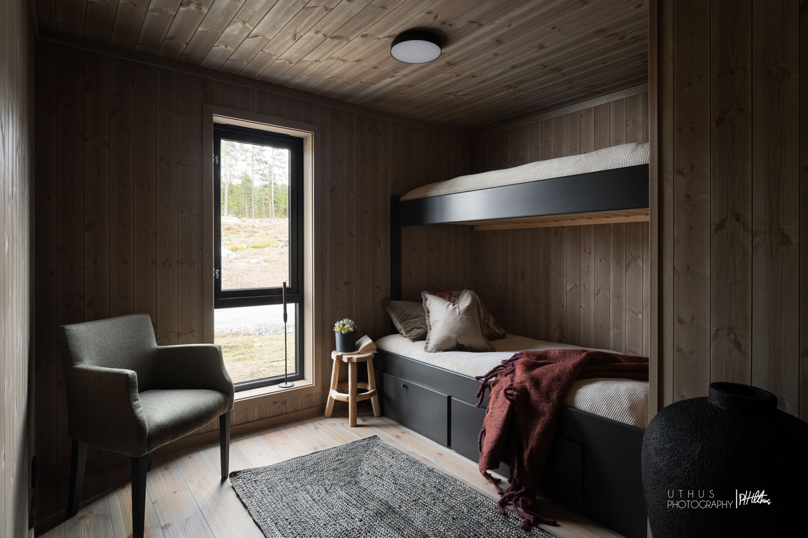 Soverom 2 er også stort med nisje til familieseng og god plass til garderobe Galleribilde