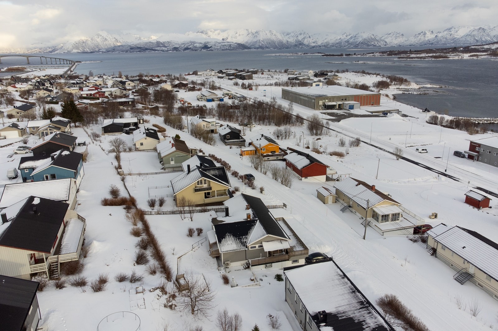 Utsikt mot blant annet Vesterålens høyeste fjell Møysalen, Hadseløya og sentrum. Galleribilde