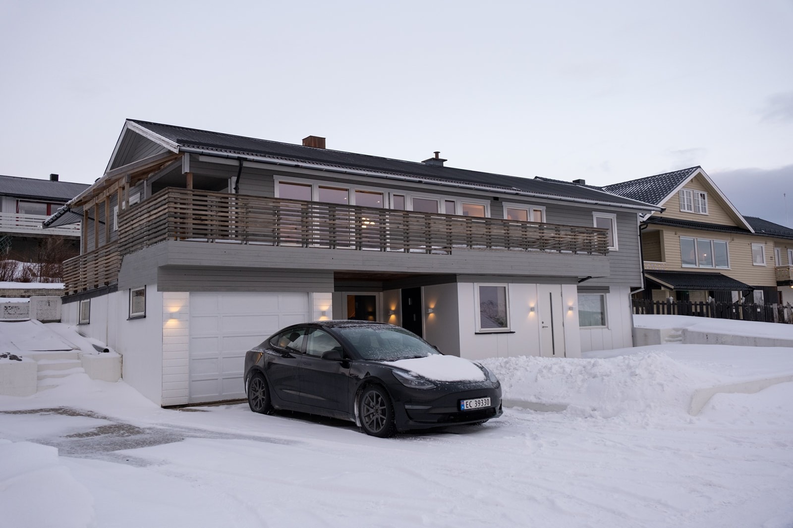Godt med parkeringsplass på tomten. Galleribilde
