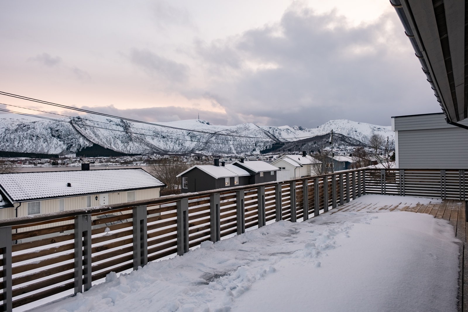 Utsikt mot Hadseløya og Stokmarknes sentrum. Galleribilde