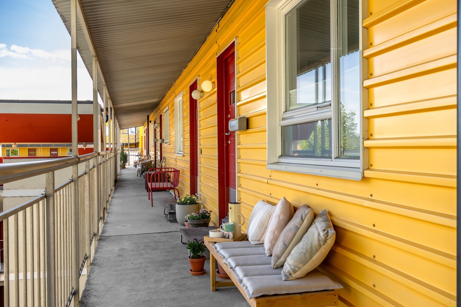 Det er morgensol på svalgangen fra morgen til ca 12/12.30 Galleribilde