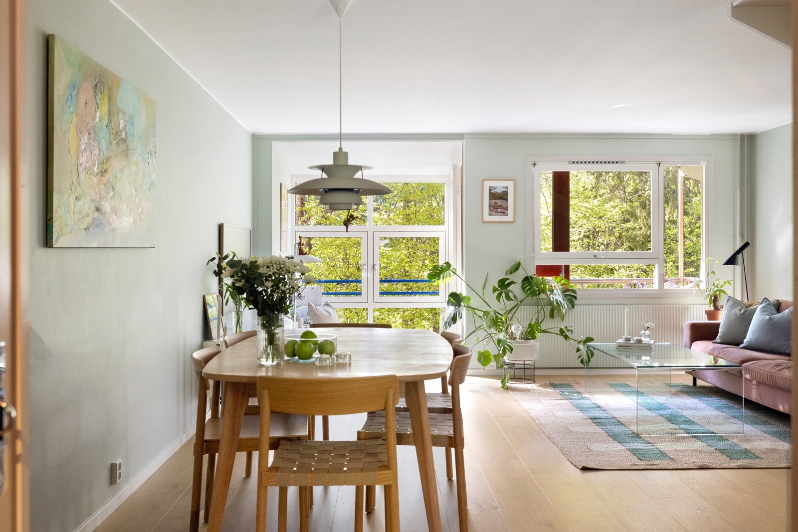 Her er det god plass til langbord og en sofagruppe, med tilhørende møblement Galleribilde