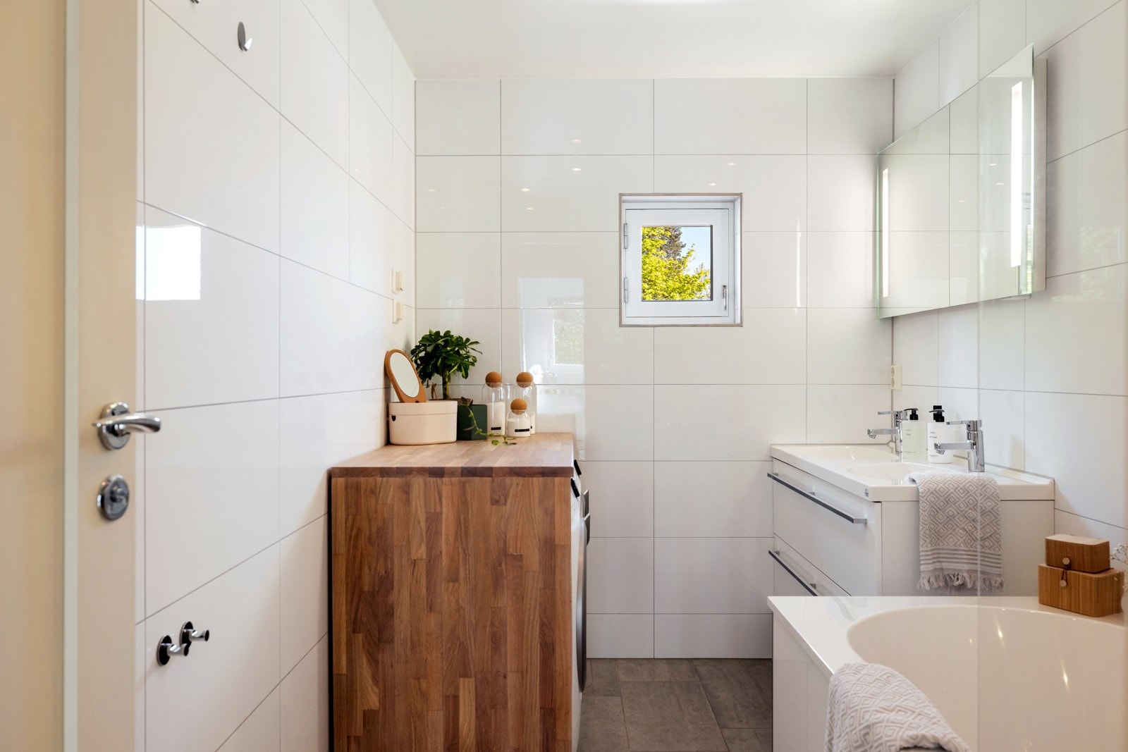 Badet er flislagt med varmekabler og har opplegg for vaskemaskin og tørketrommel Galleribilde
