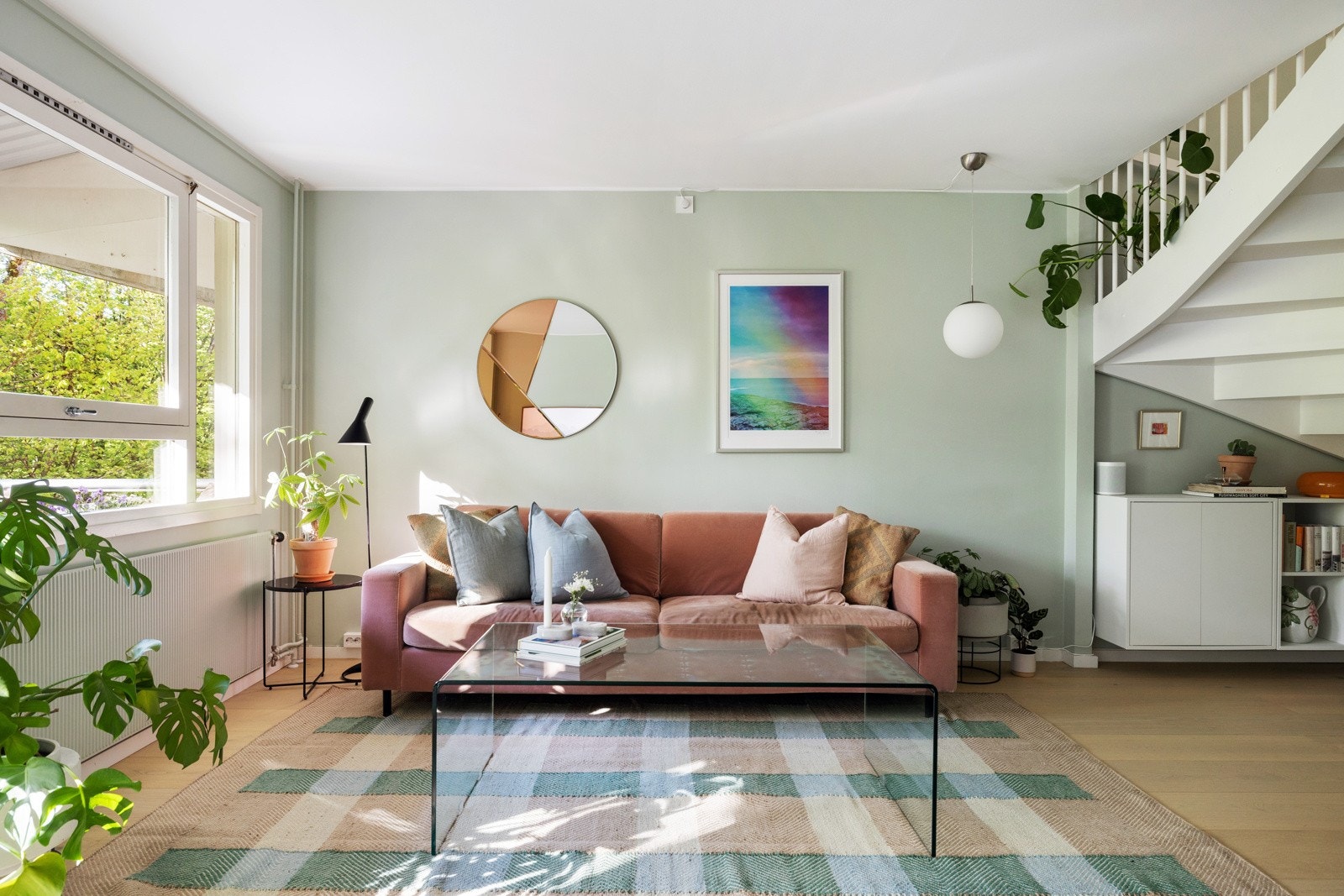 Store vindusflater slipper inn rikelig med naturlig lys Galleribilde