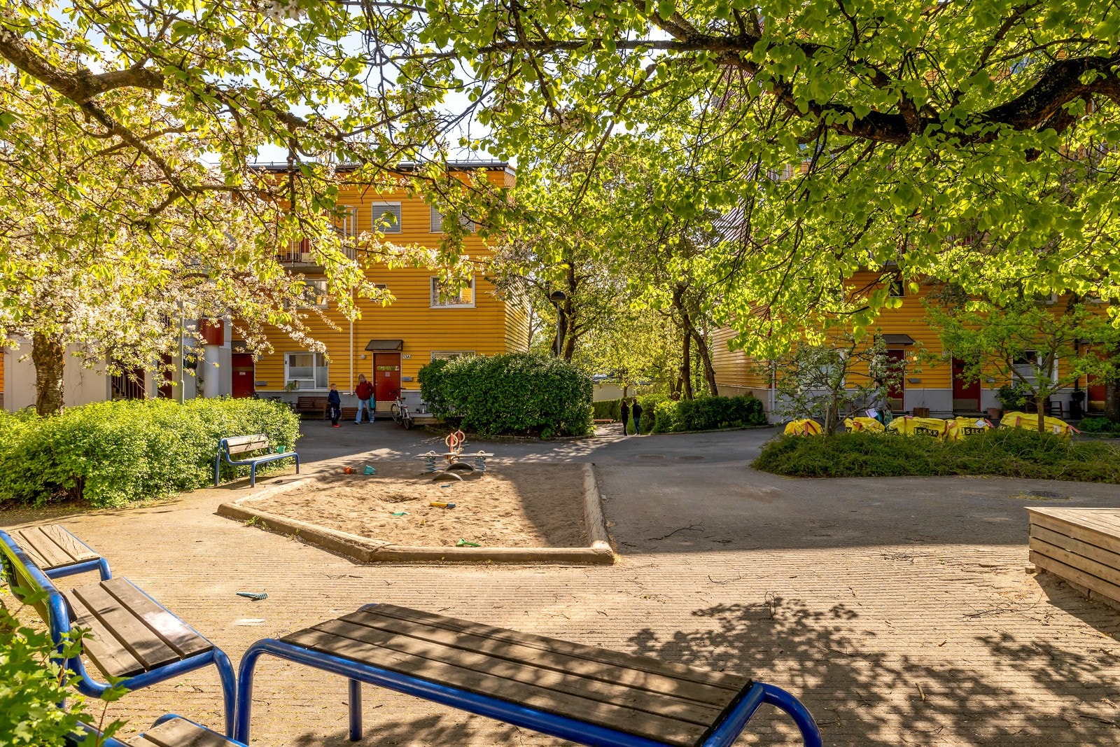 Her finner du både sitteplasser og lekeplass for små barn Galleribilde