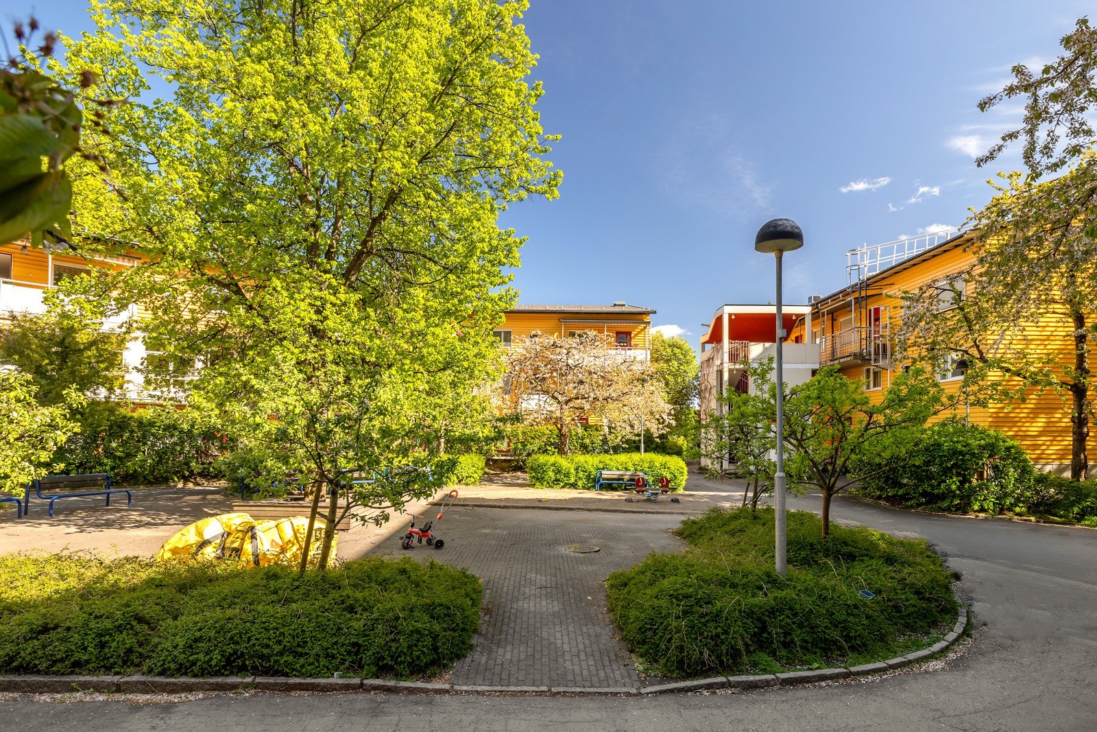 Grøntanlegget med plener og planter, lekeapparater og alt som hører til, er en viktig del av bomiljøet Galleribilde