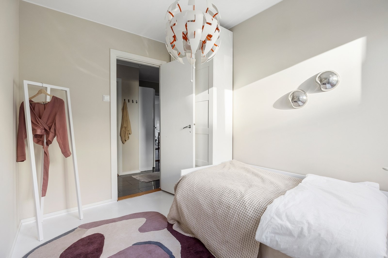 Rommet passer ypperlig som kontor, barnerom eller gjesterom. Garderobeskapet bak døren medfølger. Galleribilde