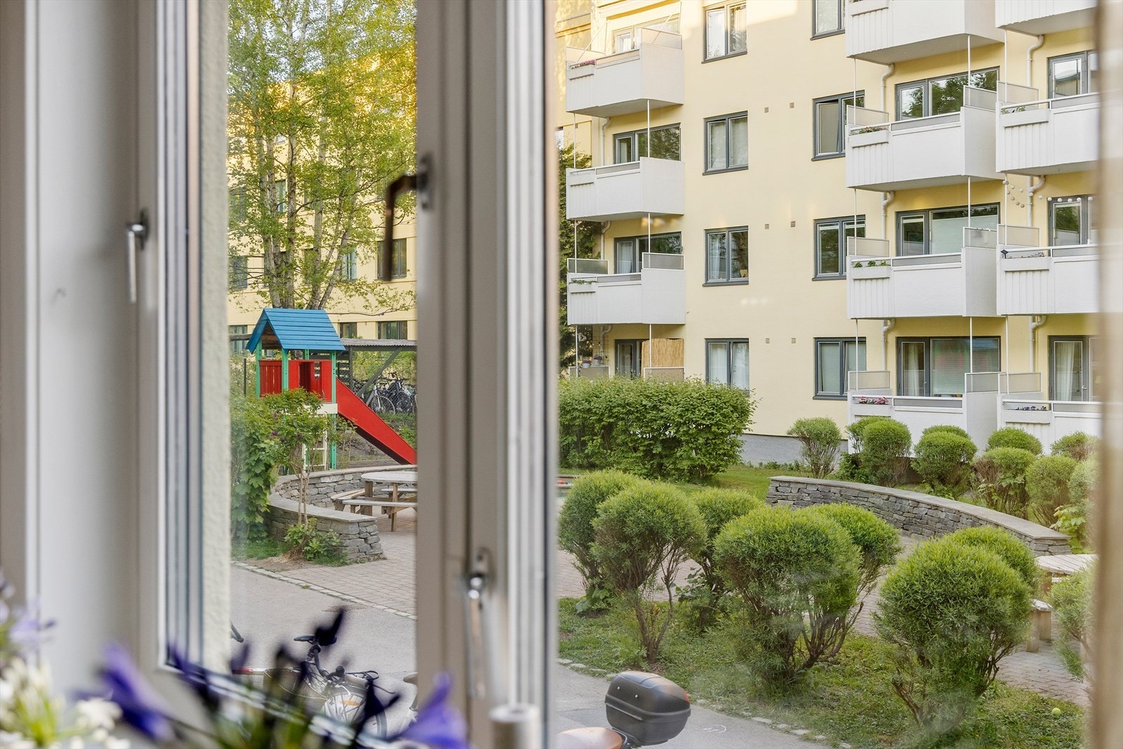 Koselig utsyn mot borettslagets grøntarealer. Galleribilde