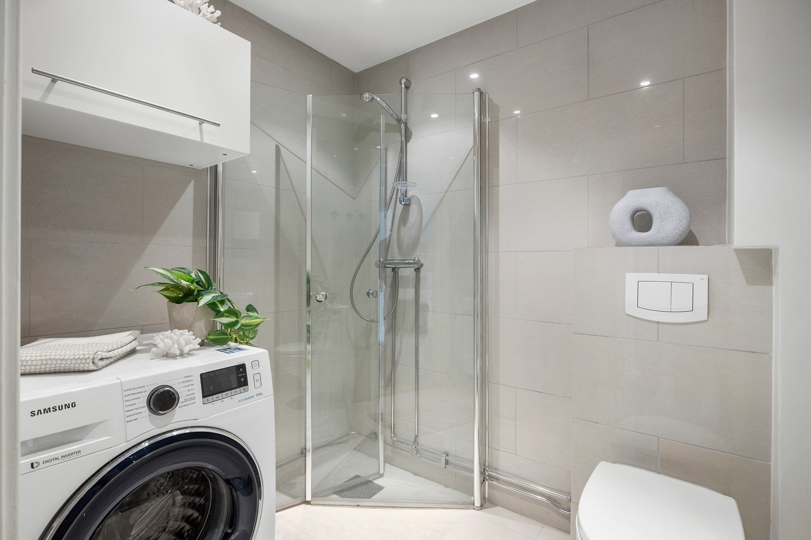 Lekkert flislagt baderom med gulvvarme og opplegg for vaskemaskin. Badet ble pusset opp i 2007 ref. tidligere salgsoppgave. Galleribilde