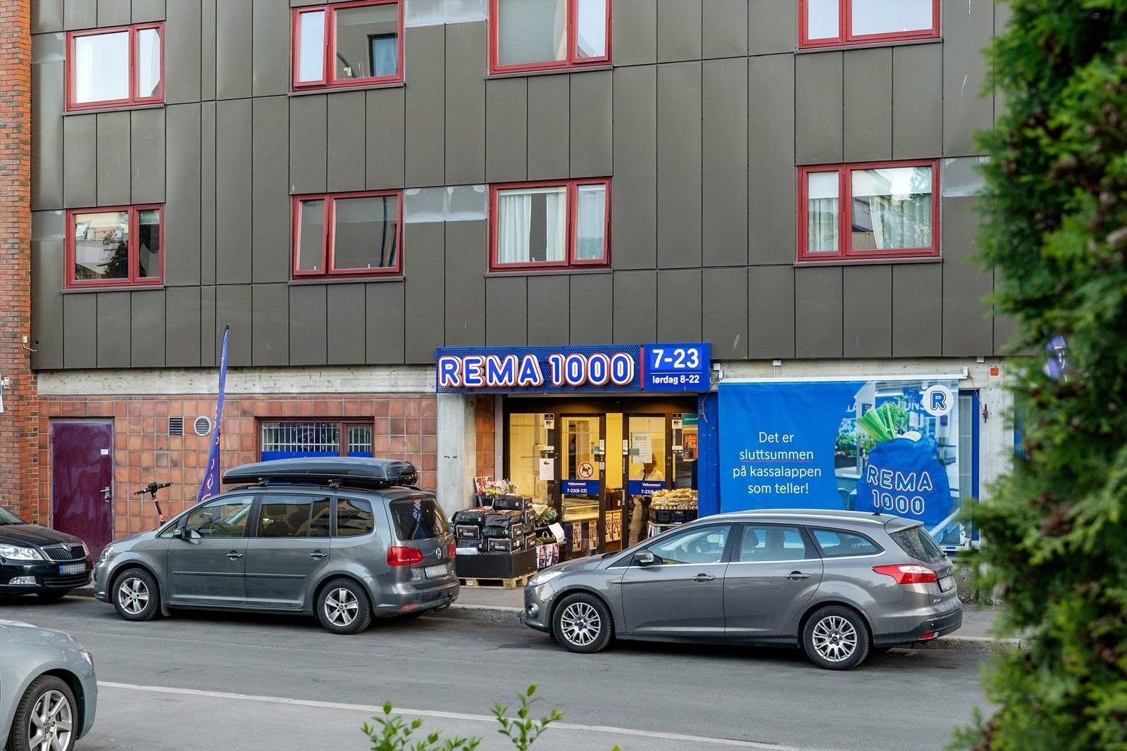 Rett ovenfor gaten (Mogata) så ligger Rema 1000. Så her har man en meget behagelig og praktisk avstand til dagligvarebutikken. Galleribilde