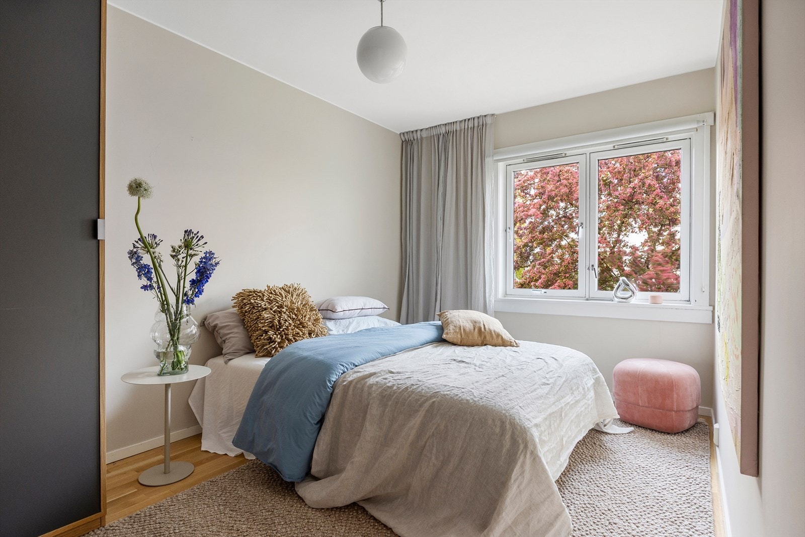 Hovedsoverommet er av god størrelse med plass til dobbeltseng med tilhørende nattbord. Store vindusflater ut mot et rolig område. Galleribilde