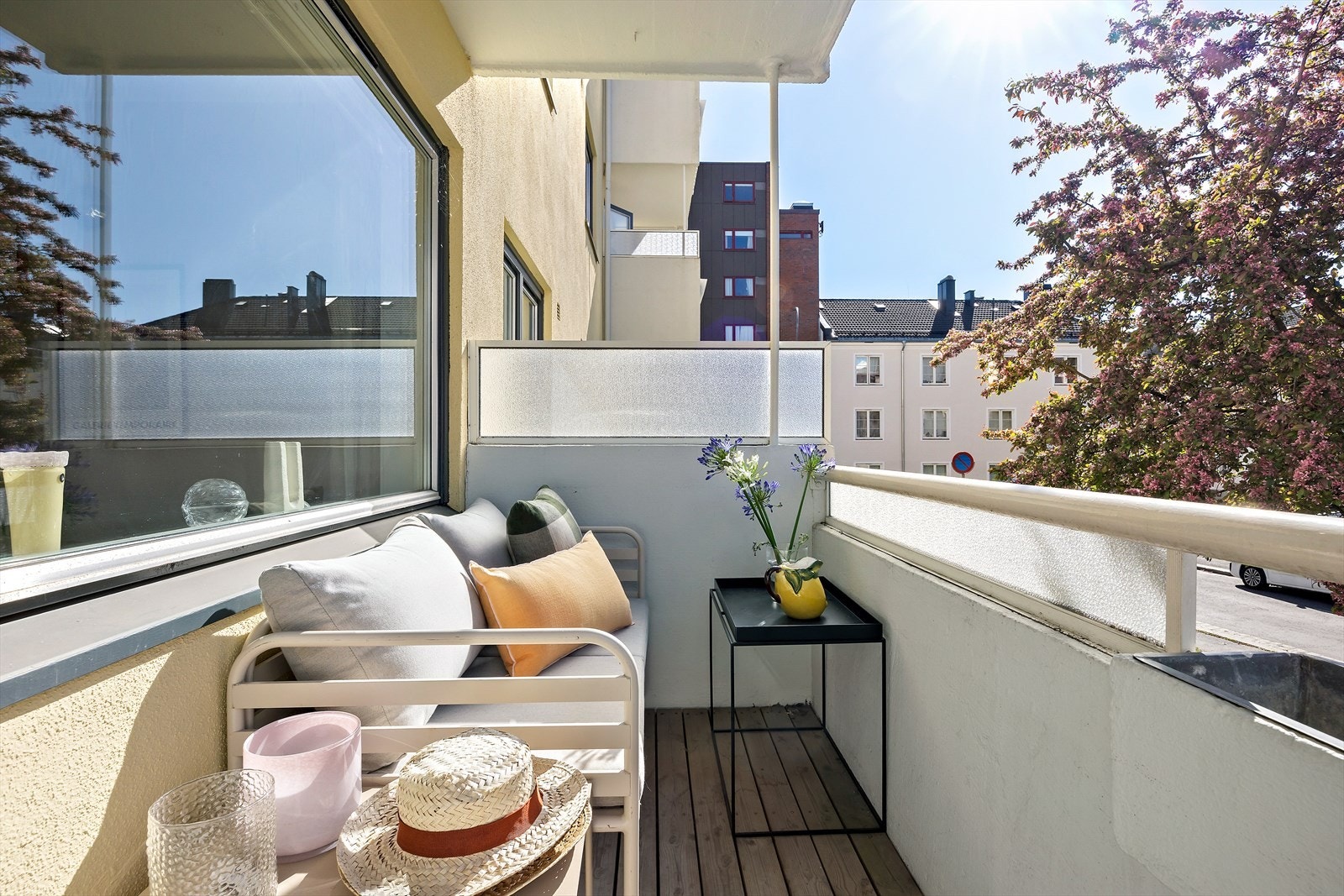 Balkongen er godt skjermet fra naboene, og med takoverbygg. Det er terrassebord på gulvet. Galleribilde