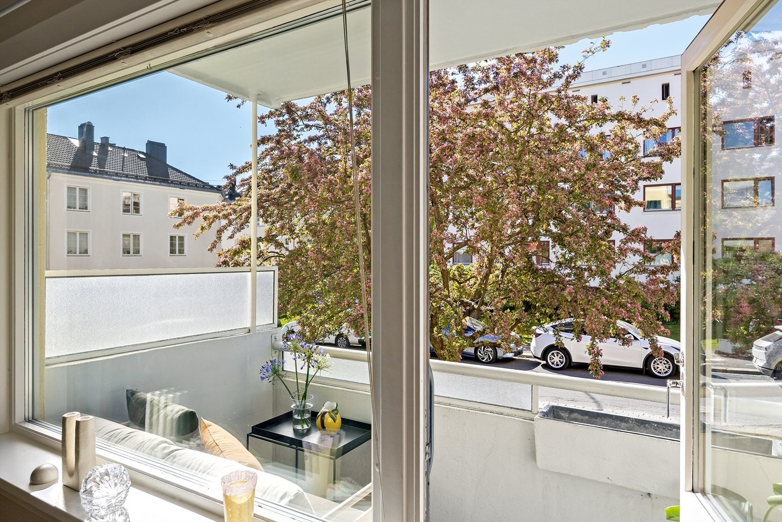 På sommerstid er det sol på balkongen fra ca. kl. 15:30 til 19 tiden. (Kilde: Solkart til Norkart - med forbehold om avvik) Galleribilde