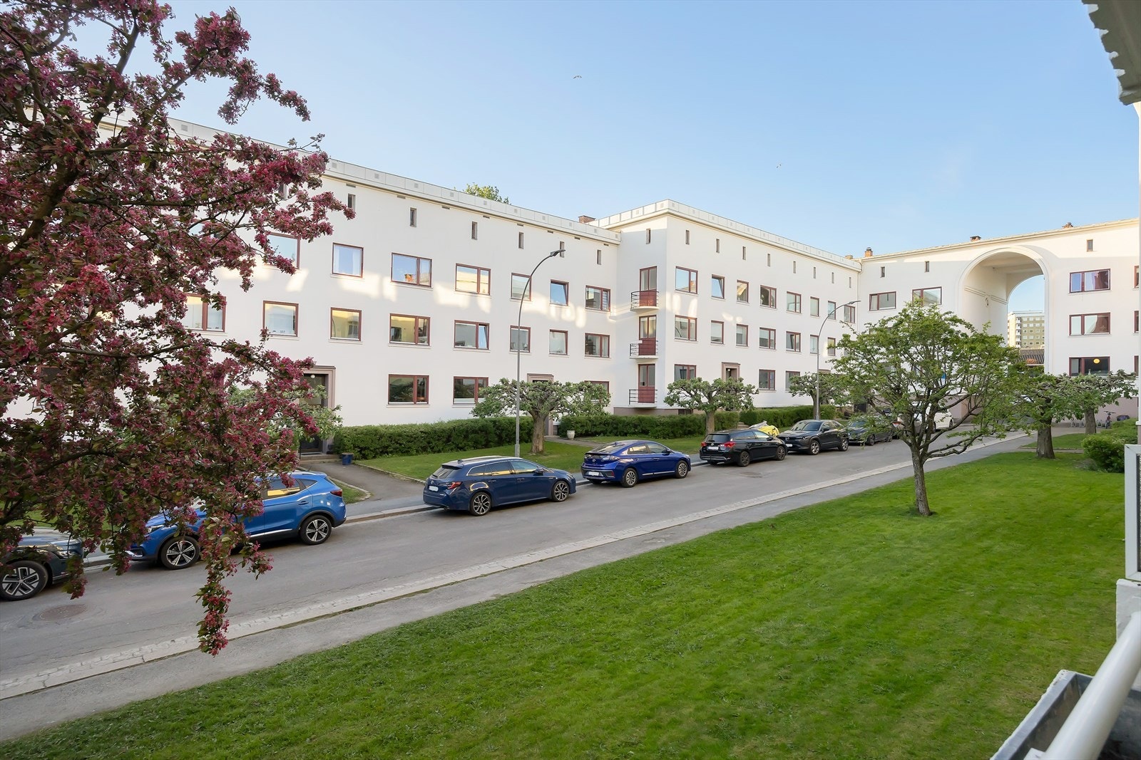 Utsynet fra balkongen. Frodig og koselig utsyn fra balkongen. Her er det godt med avstand til nabobebyggelsen. Gaten som balkongen vender mot (Tønsberggata) er en liten og rolig gate uten særlig gjennomfartstrafikk på Sagene. Galleribilde