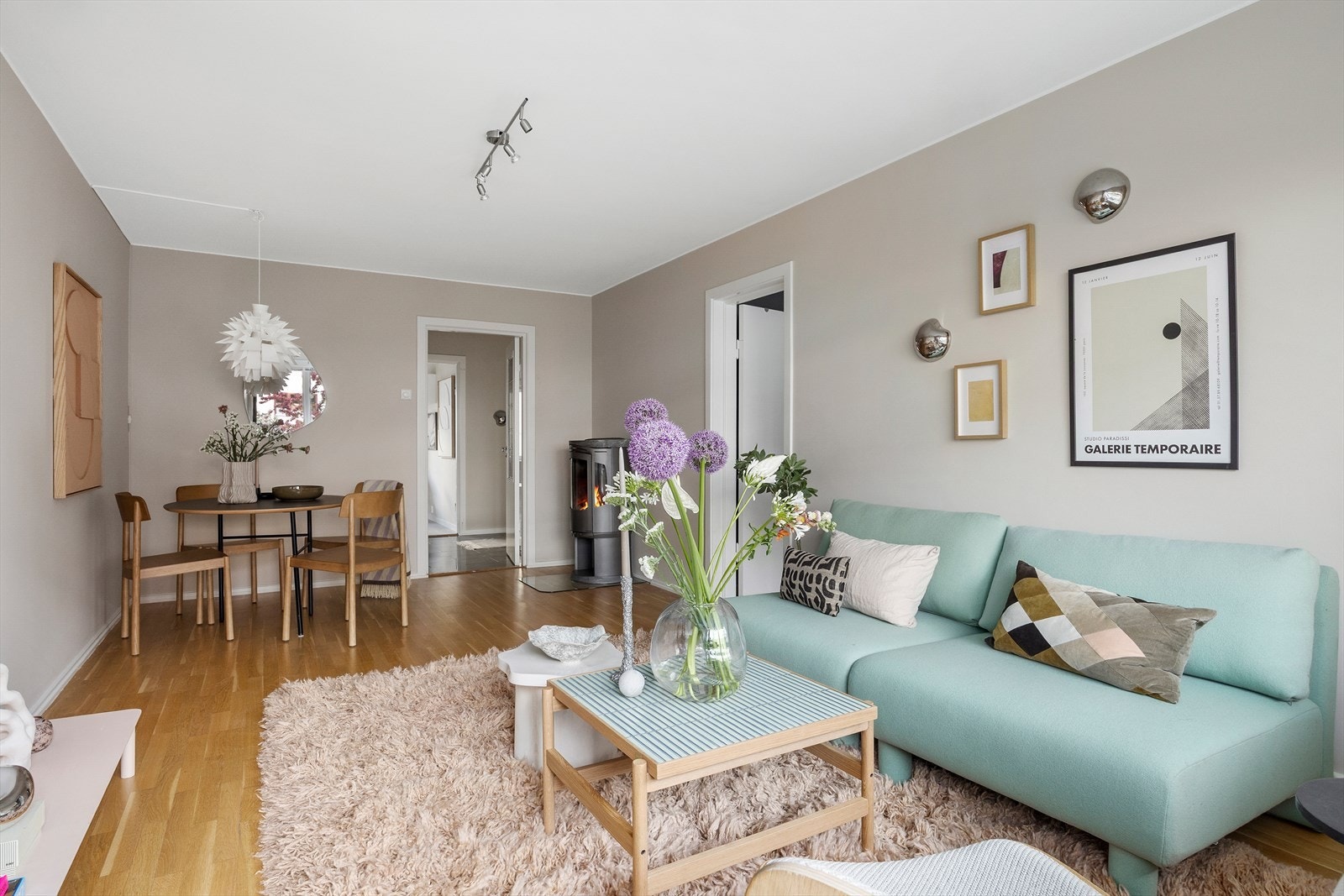 Veggene ble malt i den delikat farge i 2025. Galleribilde