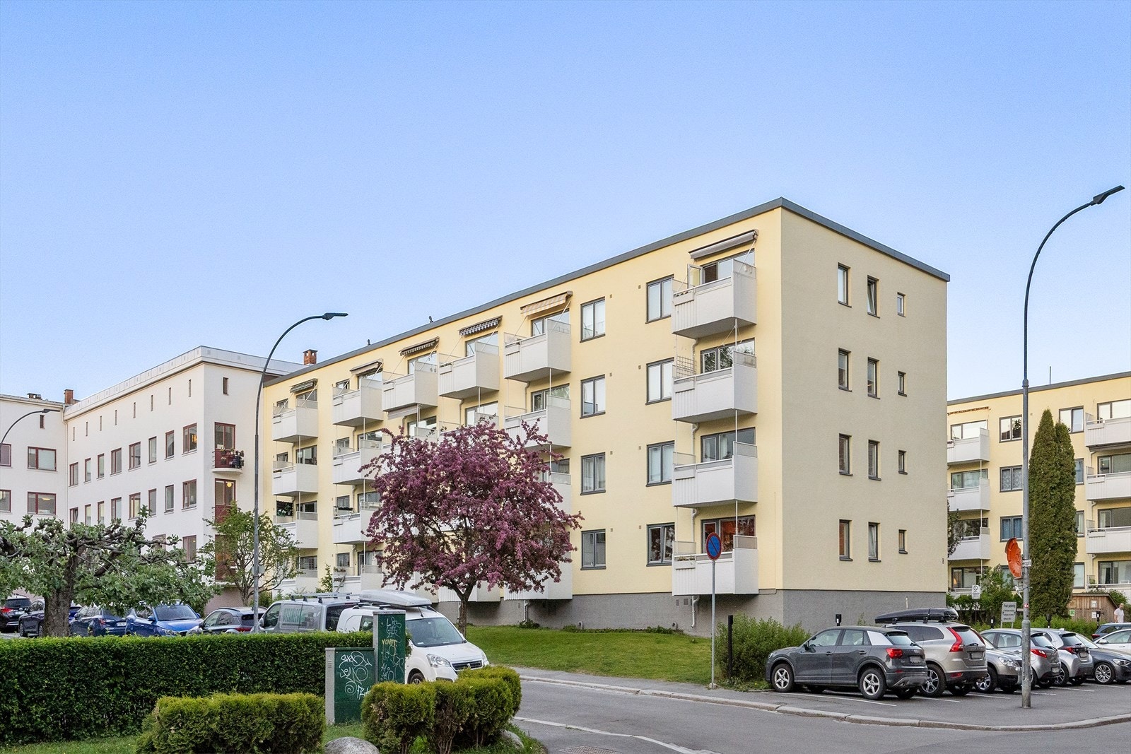 Leiligheten ligger skjermet og tilbaketrukket på idylliske Sagene, med umiddelbar nærhet til flere dagligvareforretninger, populære kafeer, offentlig transport, flere parker og Akerselva. Galleribilde