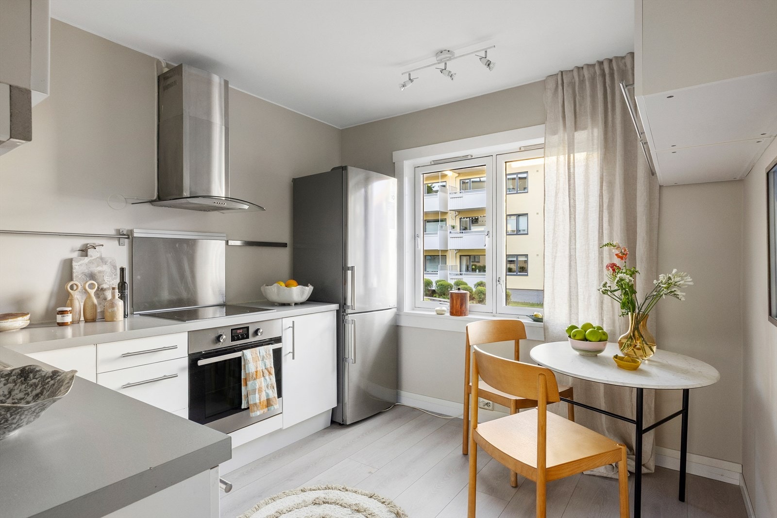 Separat kjøkken med mye benke- og oppbevaringsplass. Det er også en spiseplass på kjøkkenet. Galleribilde