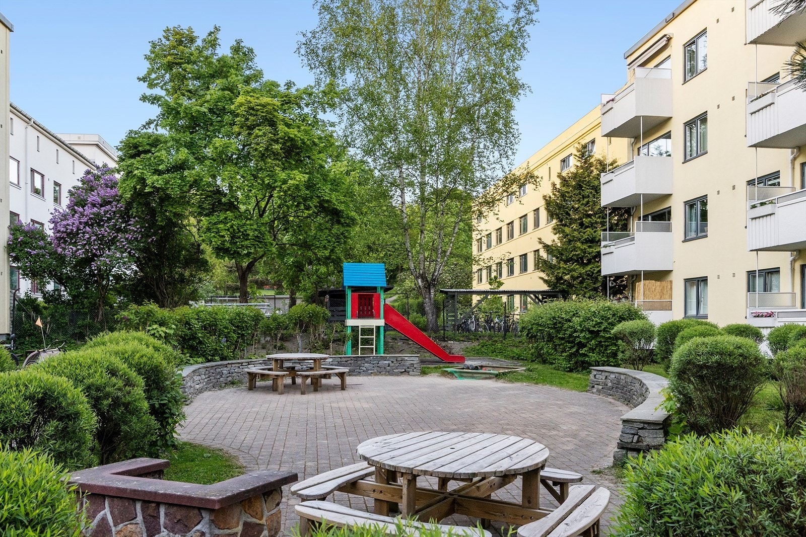 Veldrevet borettslag med hyggelige fellesområder. Borettslaget har en god vedlikeholdshistorikk - se salgsoppgaven side 53. Galleribilde