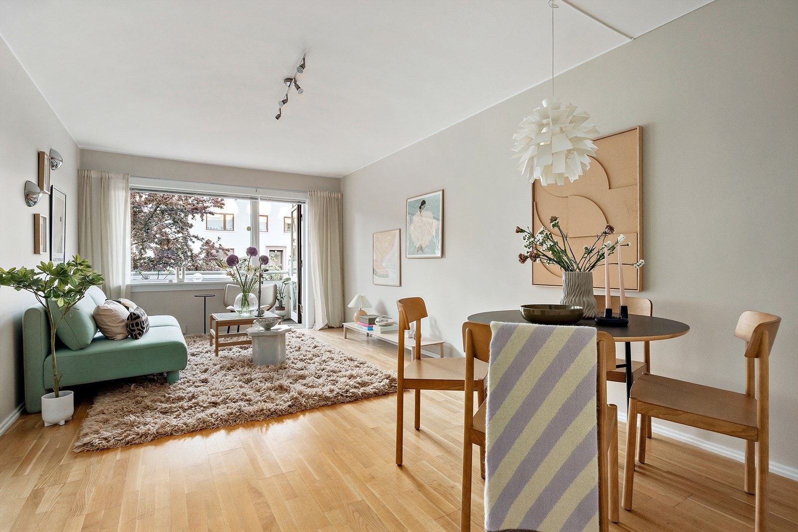 Luftig og åpen stue med god plass for sofaseksjon og spisestue. Galleribilde