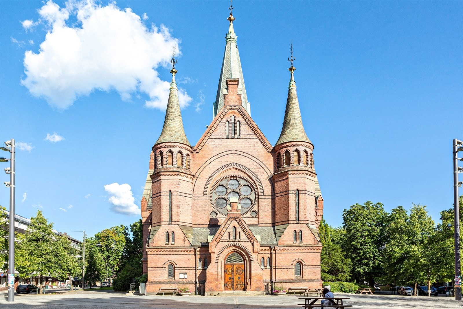 Nydelige Sagene kirke med flotte grøntområder Galleribilde