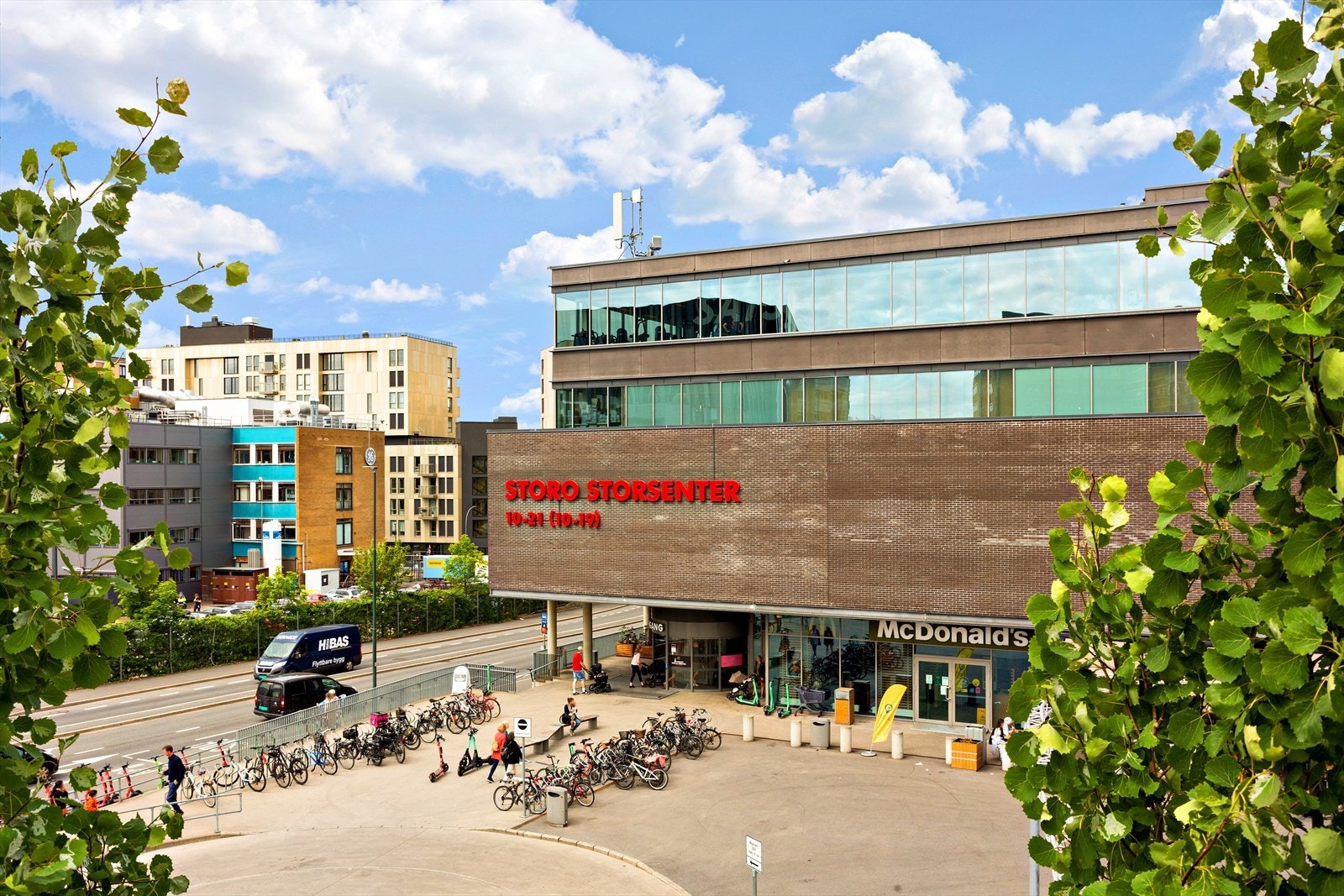 Storo Storsenter med sine 130 butikker og tjenester befinner seg kun ca 15 minutter unna med bussen. Galleribilde