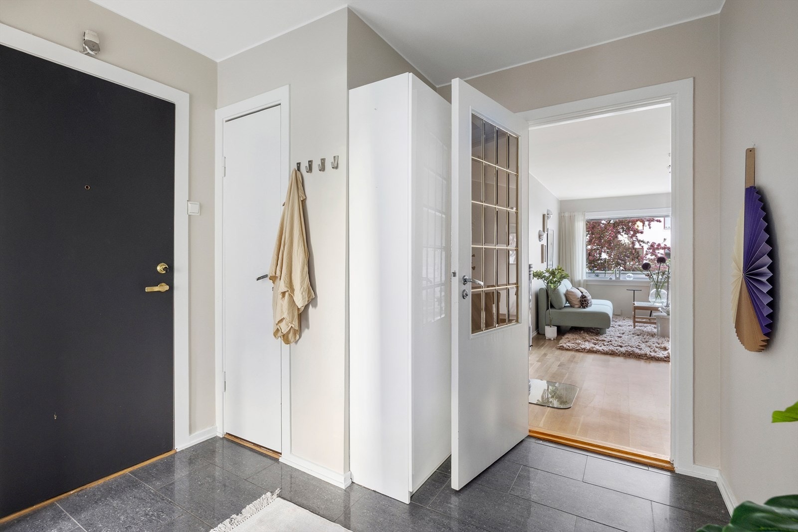 Velkommen hjem! - Hyggelig entre med flislagt gulv, slette og fine veggflater malt i en delikat farge. Garderobeskap for oppbevaring og tilgang til innvendig bod direkte fra entréen. Galleribilde