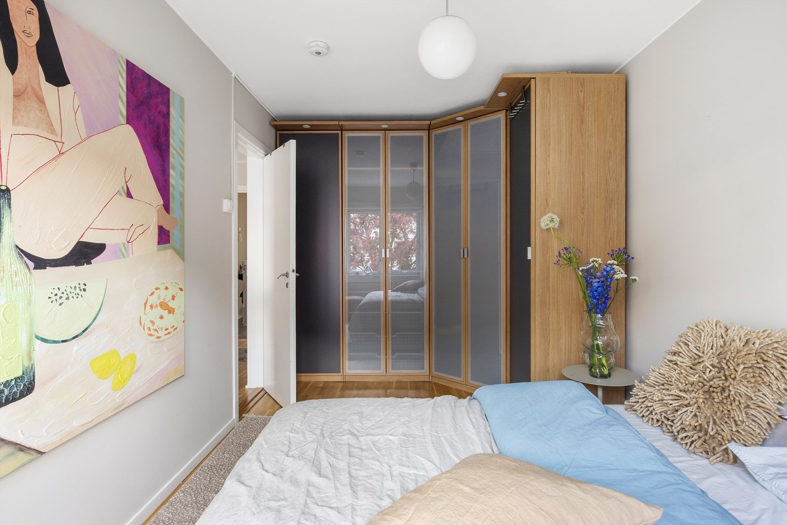 Romslig garderobe med mye lagringsplass. Overlys integrert i skapet. Garderobeløsningen medfølger. Galleribilde