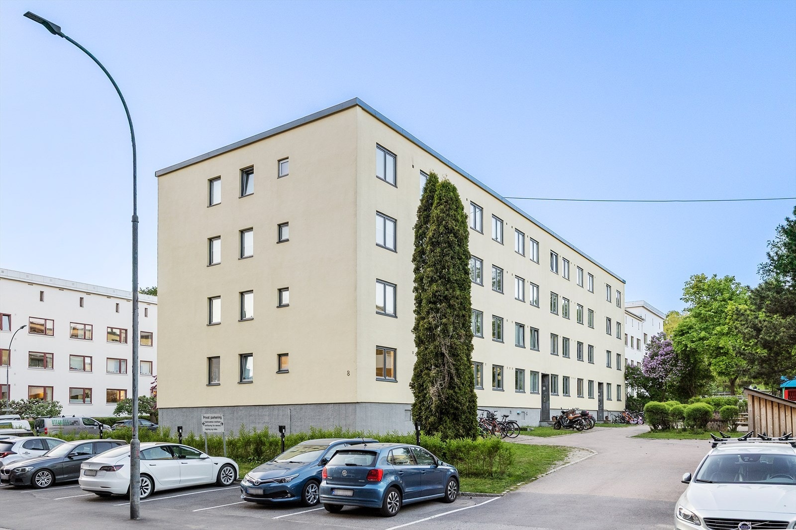 Borettslaget har parkeringsplasser som leies ut etter venteliste. I følge styreleder er det 4 - 5 stk på venteliste pr. 14. mai 2025. Leiekostnaden er i dag kr 275,- pr. mnd. samt et engangsgebyr på ca. kr 800,- Galleribilde