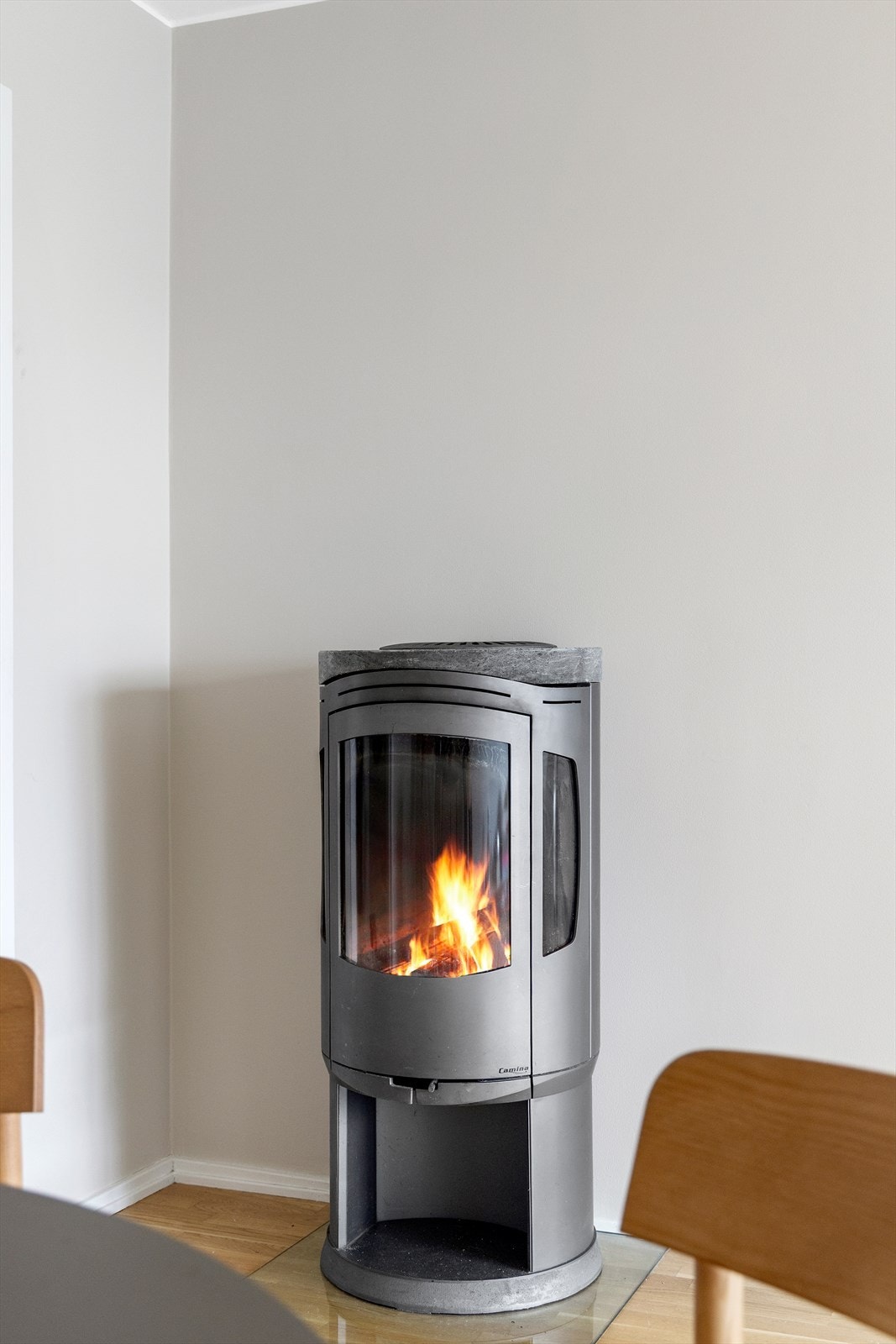 I stuen står det en moderne peisovn som gir en lun varme og stemningsfull atmosfære. Galleribilde